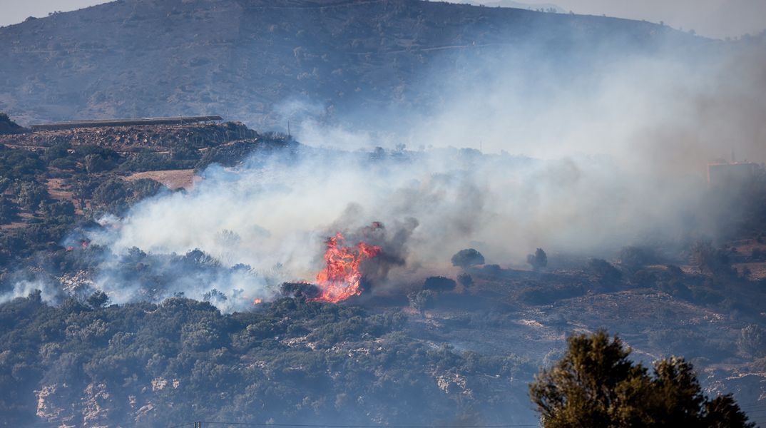 Μαίνεται η φωτιά στο Ρέθυμνο: 50 άτομα  απεγκλωβίστηκαν διά θαλάσσης από την παραλία Πρέβελη