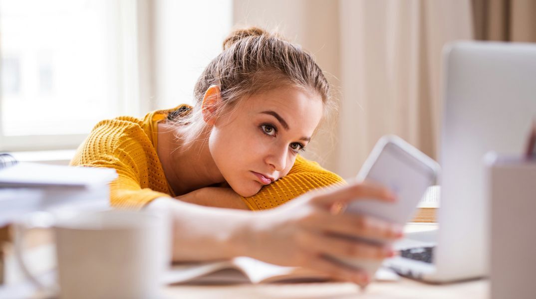 Νέα μελέτη αποκαλύπτει ότι η νοητική εξάντληση από τα social media προκαλεί εξάντληση, άγχος και στρες, οδηγώντας τελικά στην κατάθλιψη.