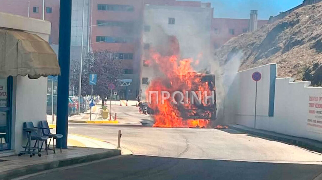 Καβάλα: Λεωφορείο έπιασε φωτιά μέσα στο πάρκινγκ του Γενικού Νοσοκομείου