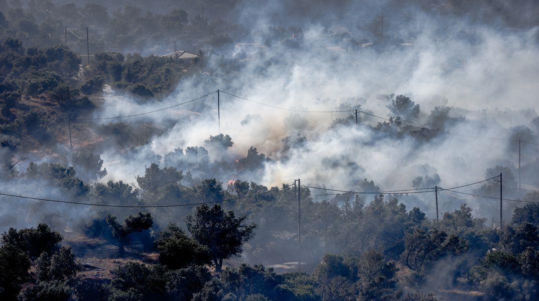 Πυροσβεστική: Μηδενική ορατότητα και αναταράξεις καθιστούν σχεδόν αδύνατες τις ρίψεις σε πύρινα μέτωπα