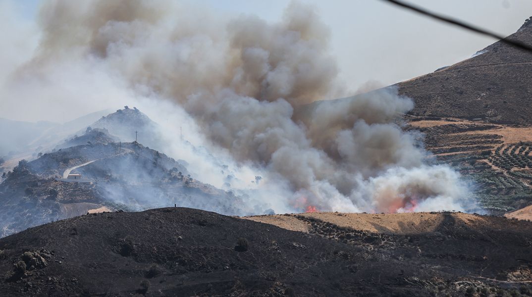 Καίγεται ο φυσικός παράδεισος της Πρέβελης 