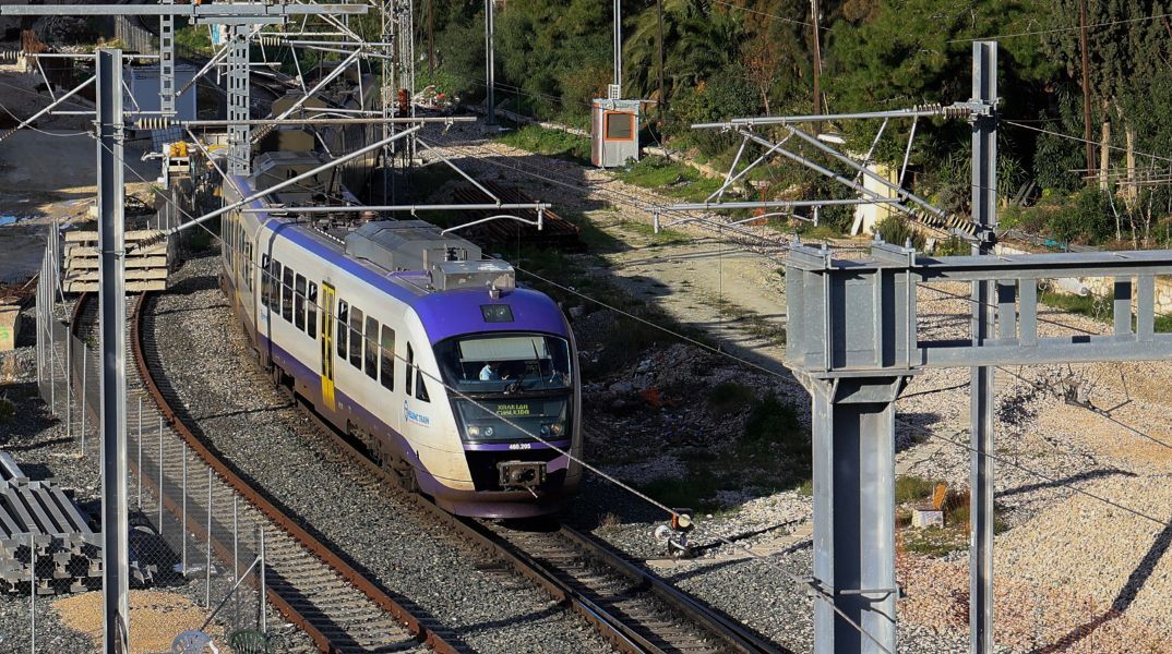 Πυρκαγιά κοντά στη γραμμή του Προαστιακού στους Αγίους Αναργύρους προκάλεσε διακοπή κυκλοφορίας, καθυστερήσεις και υποκατάσταση δρομολογίων με λεωφορεία.