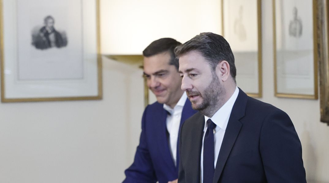 Νέα επίθεση ΠΑΣΟΚ κατά Τσίπρα: Κάνει rebranding αγκαλιά με τα συμφέροντα