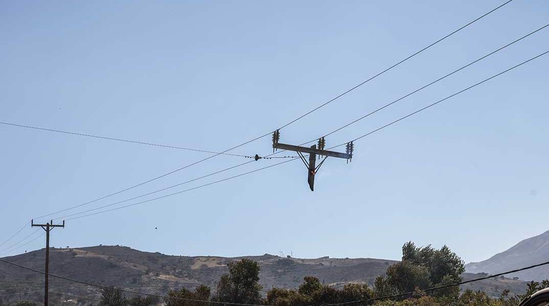 Ό,τι απέμεινε από κολόνα του ΔΕΔΔΗΕ μετά τη φωτιά στο Ρέθυμνο