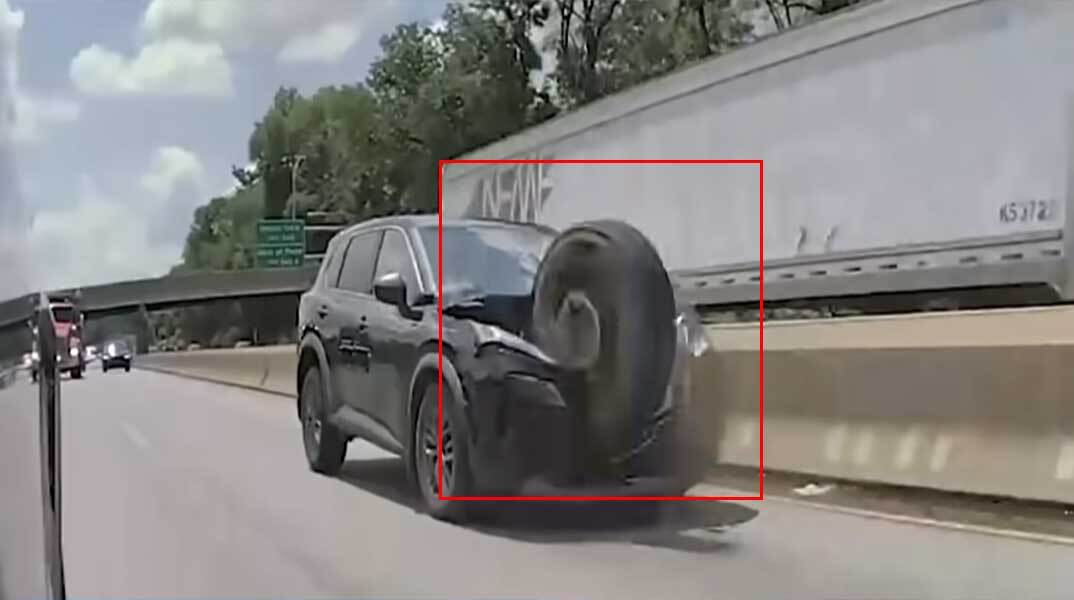 Ελαστικό διαλύει SUV σε αυτοκινητόδρομο της Φιλαδέλφεια