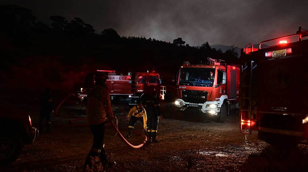 Φωτιά στη Βοιωτία, σε πύρινο κλοιό το Πόρτο Γερμενό
