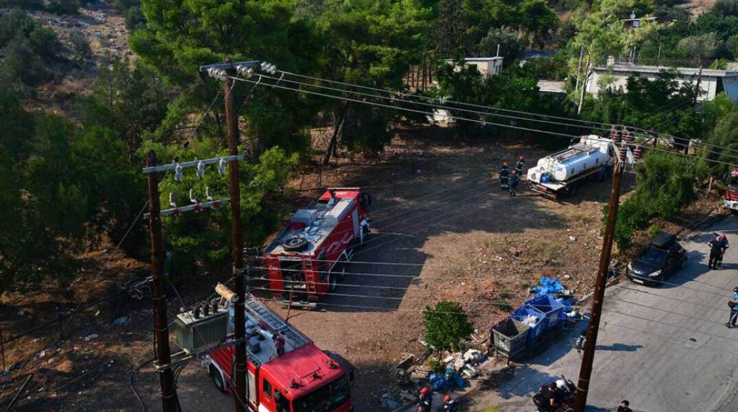 Πυροσβέστες στο Χαϊδάρι στήνουν «τείχος» με οχήματα για τη μεγάλη φωτιά στο Ποικίλο Όρος
