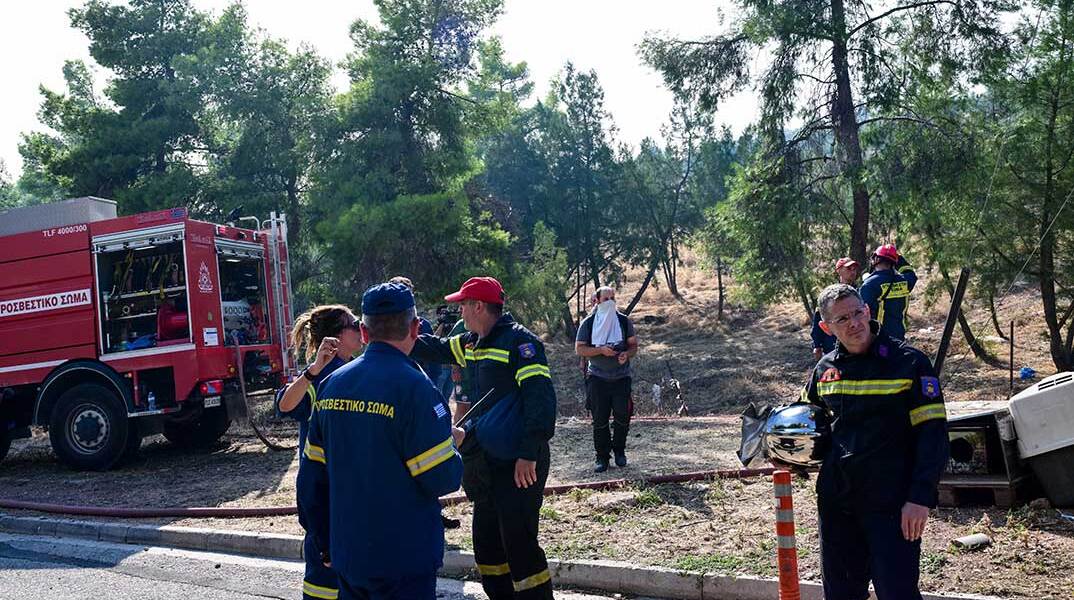 Πυροσβέστες συντονίζονται για τη φωτιά στο Χαϊδάρι