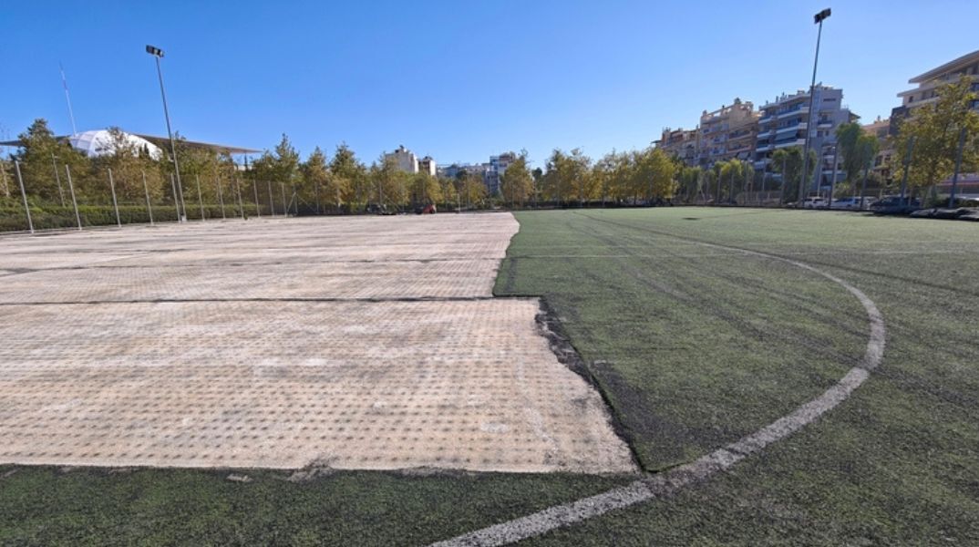 Ξεκίνησαν οι εργασίες αντικατάστασης του φθαρμένου χλοοτάπητα στο γήπεδο Καλλιθέας, με προϋπολογισμό 300.000 ευρώ από την Περιφέρεια Αττικής.