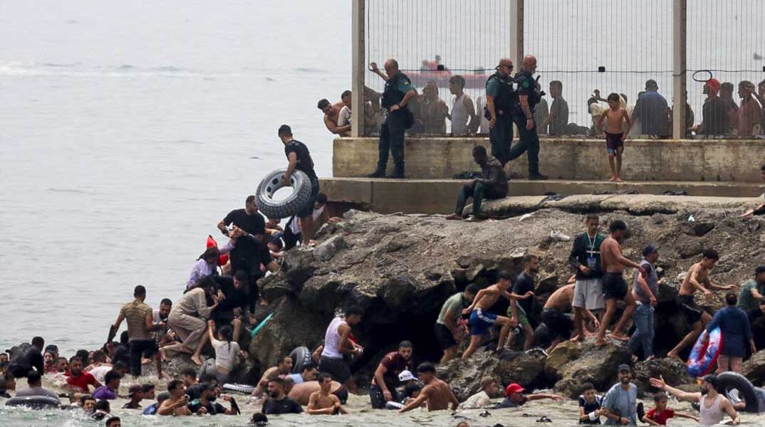 Μετανάστες από το Μαρόκο και την Αλγερία στη Θέουτα της Ισπανίας