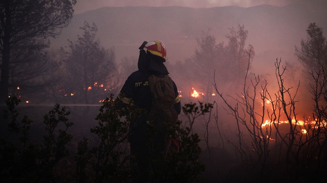 Τρίτη μέρα μάχης με τις φλόγες: Αναζωπυρώσεις στο Ρέθυμνο, δύσκολη η κατάσταση στην Πάρο