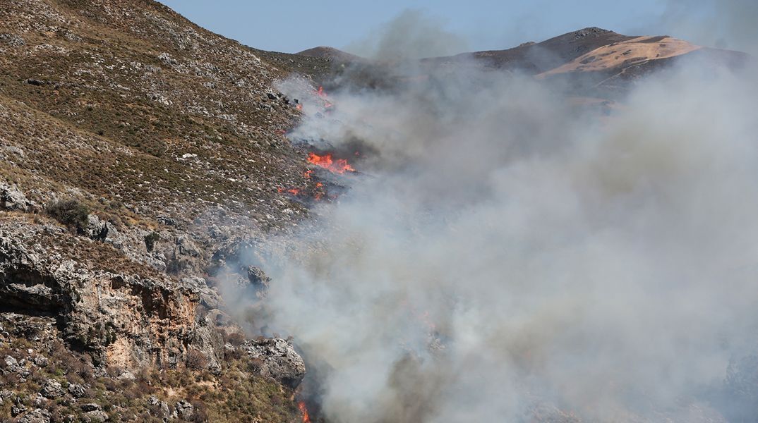 Χωρίς εναέρια μέσα και σήμερα η μάχη με τις αναζωπυρώσεις στο νότιο Ρέθυμνο