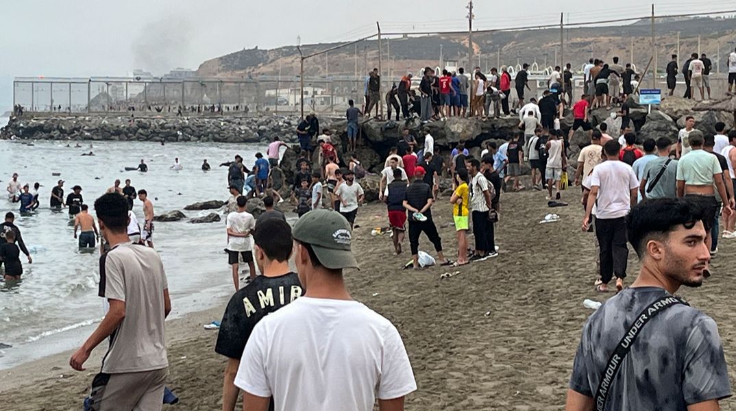 «Προώθησέ το»: Το μήνυμα που οδήγησε τους μετανάστες στη Θέουτα - 49.000 πέρασαν στον ισπανικό θύλακα 