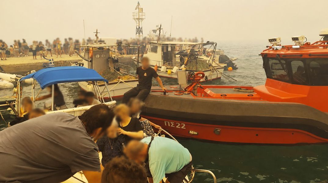 Δραματικές στιγμές στη Βοιωτία: Απεγκλωβίζεται κόσμος από την παραλία, με πλωτά μέσα η εκκένωση