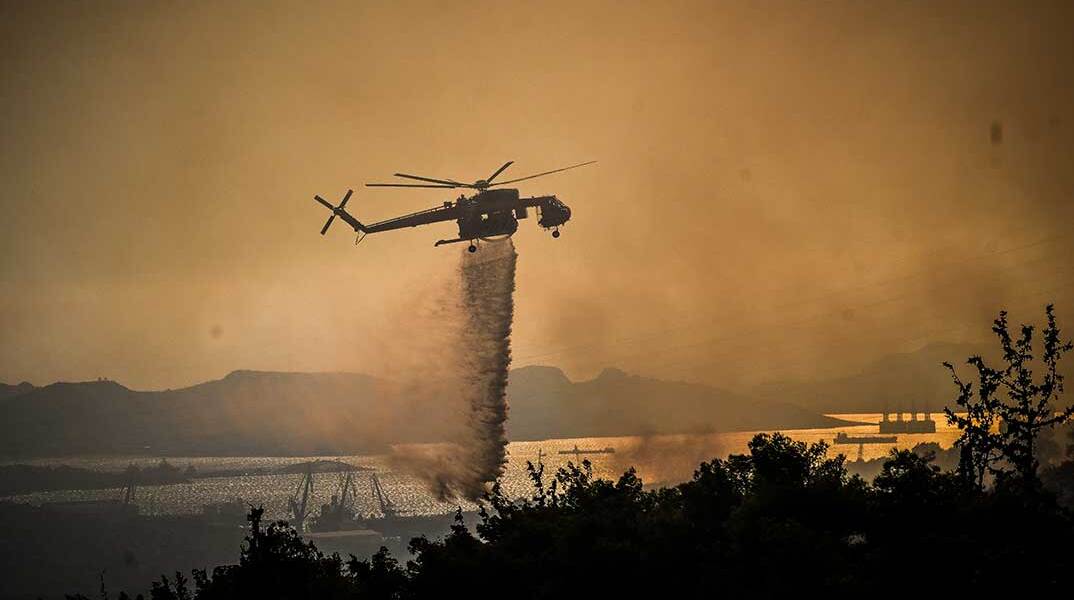 Ελικόπτερο ρίχνει νερό στην πυρκαγιά στο Ποικίλο Όρος, στην Περιφερειακή Αιγάλεω