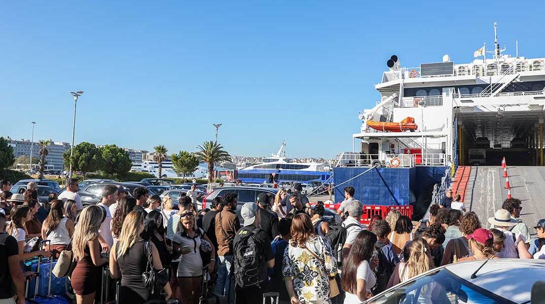 Ταξιδιώτες στο λιμάνι Πειραιά ετοιμάζονται να μπουν στο πλοίο