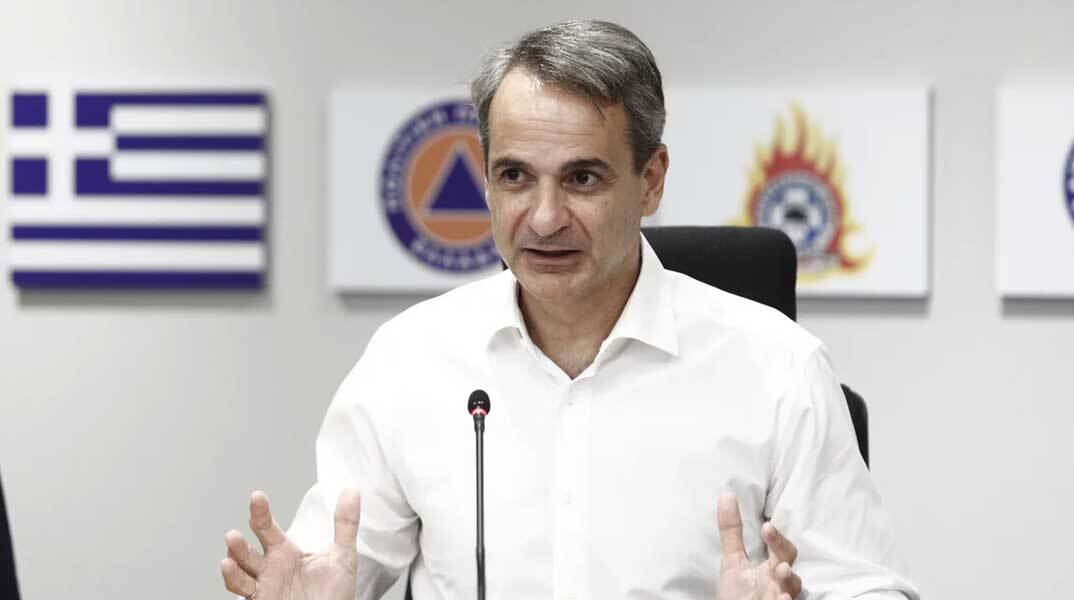 Ο πρωθυπουργός Κυριάκος Μητσοτάκης στο Συντονιστικό της Πυροσβεστικής