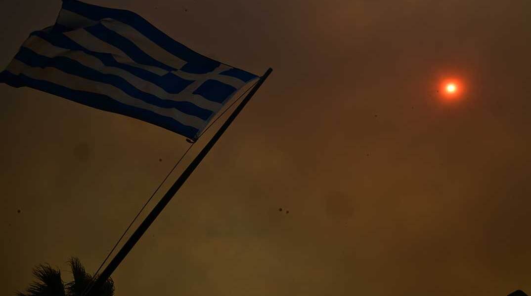Πυκνός καπνός από τη φωτιά στη Βοιωτία έχει σκεπάσει τον ήλιο