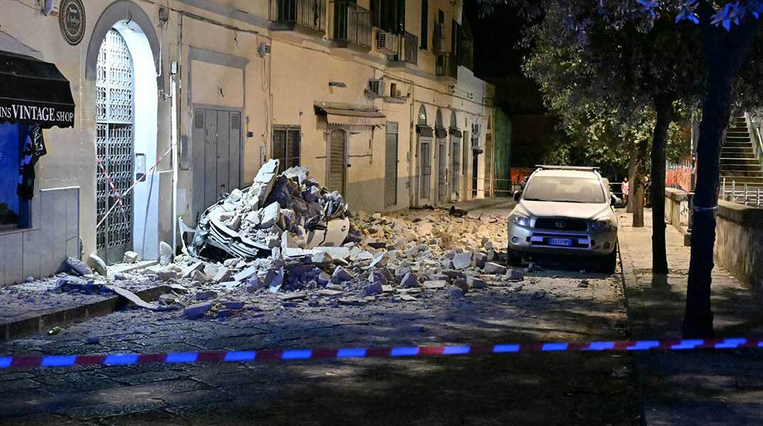 Ζημιές από τον σεισμό σε κτίρια στο Ποτσουόλι, δίπλα στη Νάπολη