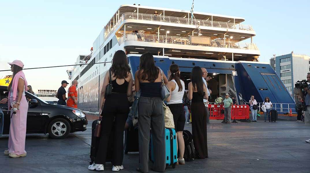 Αδειούχοι του Αυγούστου στο λιμάνι Πειραιά