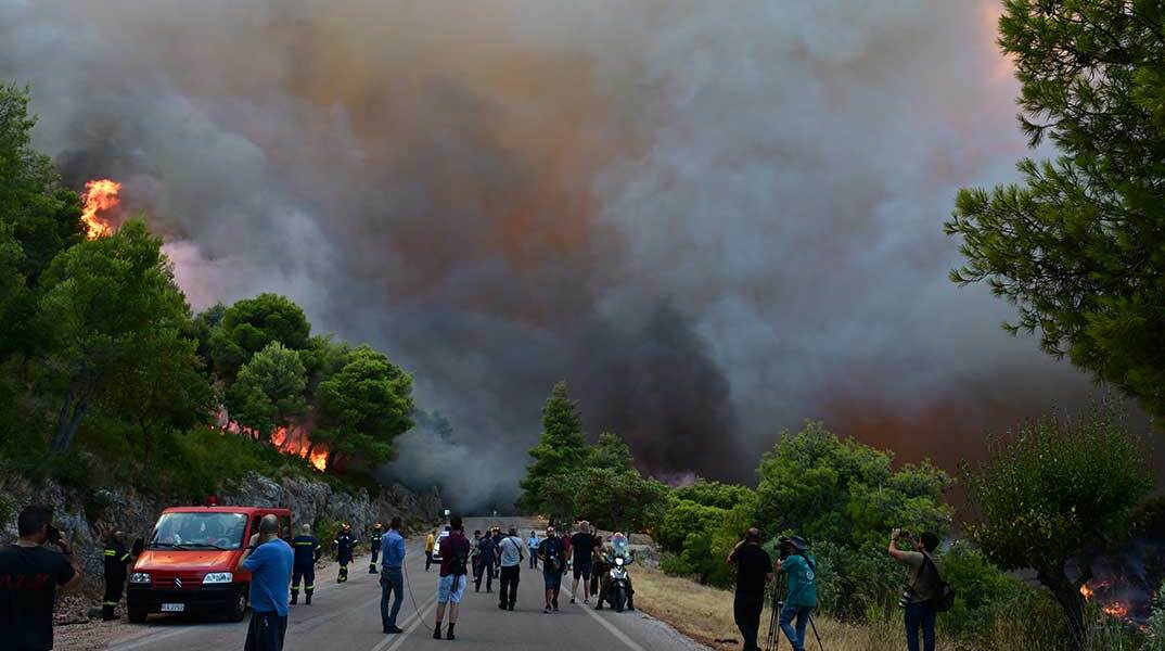 Μεγάλη φωτιά στη Βοιωτία καίει δάσος