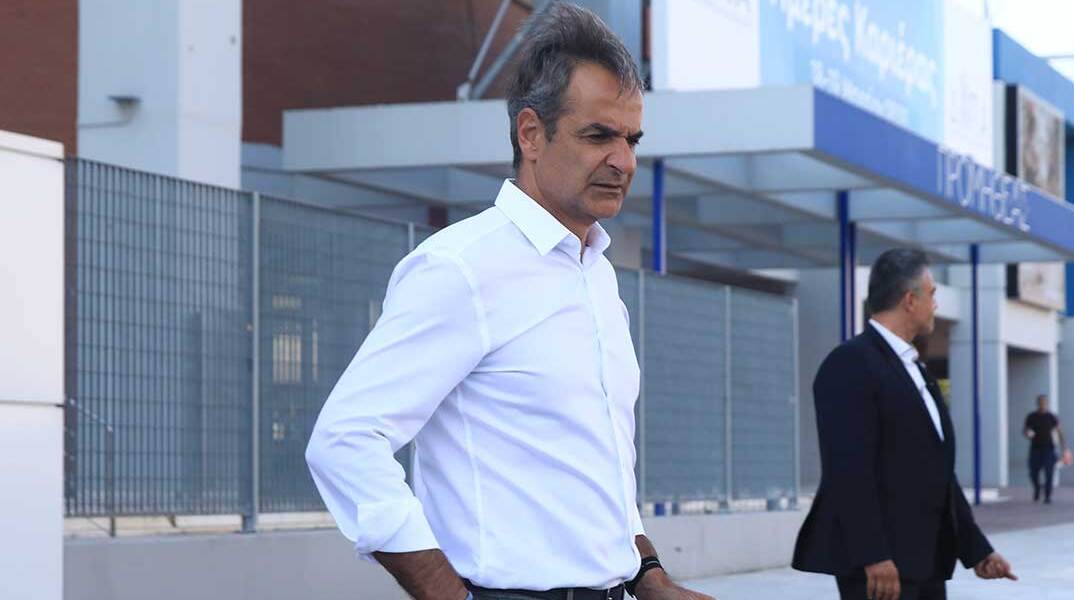Ο πρωθυπουργός Κυριάκος Μητσοτάκης αποχωρεί από το Κέντρο Επιχειρήσεων της Πυροσβεστικής