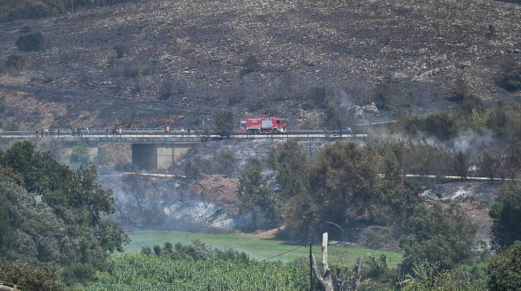 Πυροσβεστικό όχημα σε γέφυρα μετά το πέρασμα της πυρκαγιάς