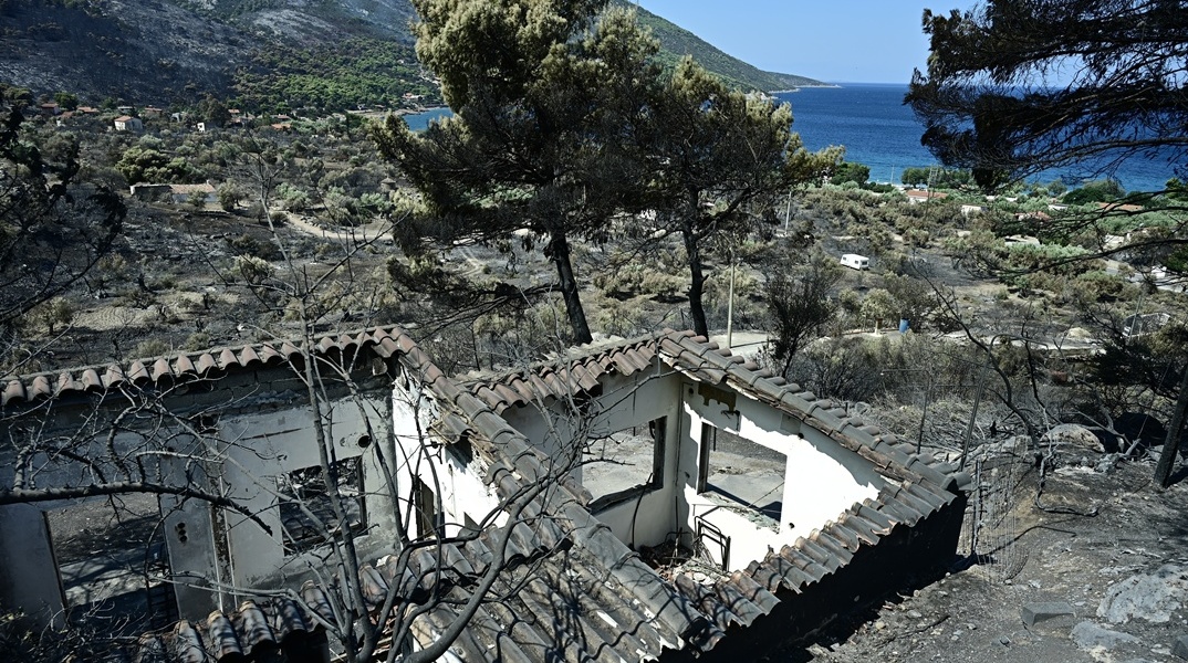 Η επόμενη ημέρα στο Πόρτο Γερμενό - Εικόνες θλίψης και καταστροφής μετά το πέρασμα της φωτιάς