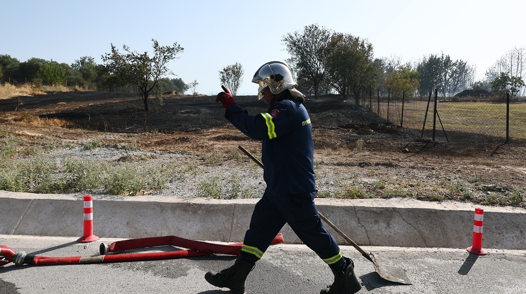 Πυροσβέστης σε επιχείρηση κατάσβεσης φωτιάς