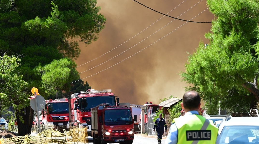 Εικόνα από την επιχείρηση κατάσβεσης της φωτιάς στη Βοιωτία