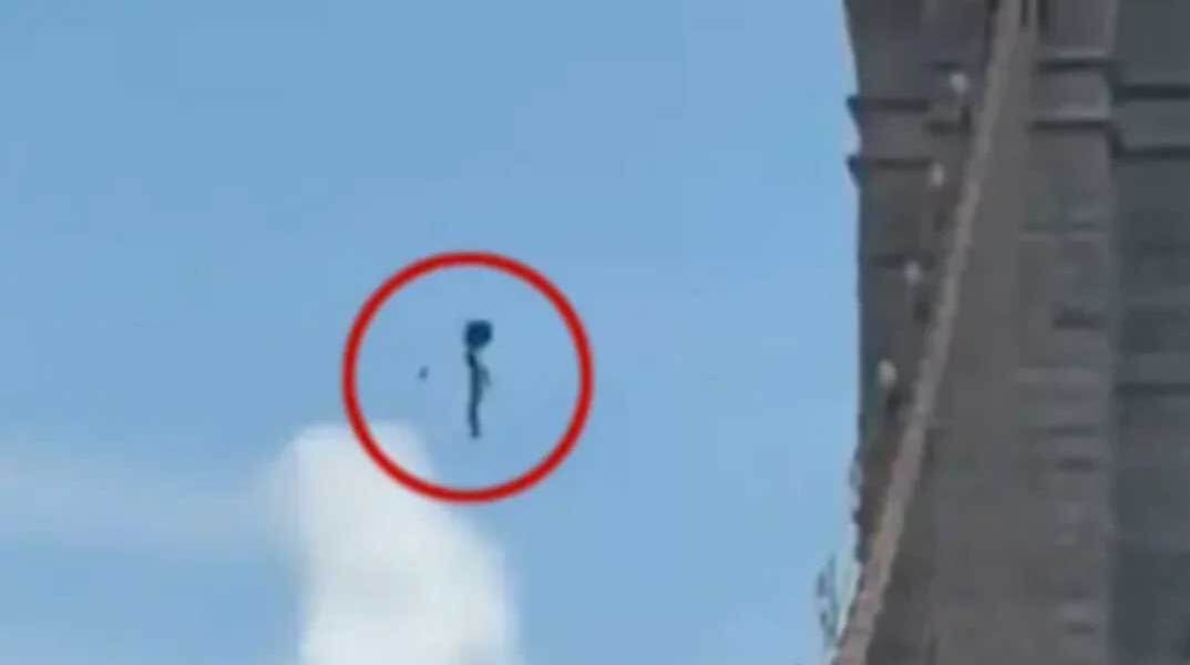 Γυμνός άνδρας βουτά γυμνός από τη Γέφυρα του Μπρούκλιν στη Νέα Υόρκη