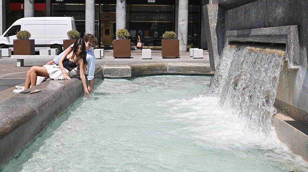 Κοπέλα προσπαθεί να δροσιστεί σε συντριβάνι στο Τορίνο εν μέσω καύσωνα