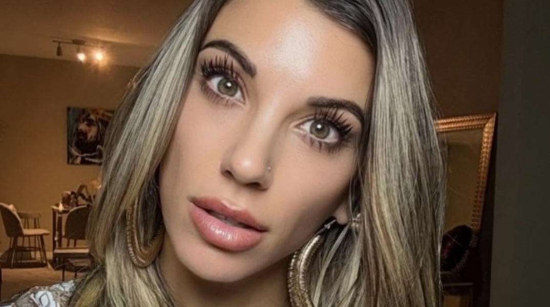 Κατέβασαν από το αεροπλάνο ευαγγελίστρια influencer γιατί τρόμαζε τους συνεπιβάτες της
