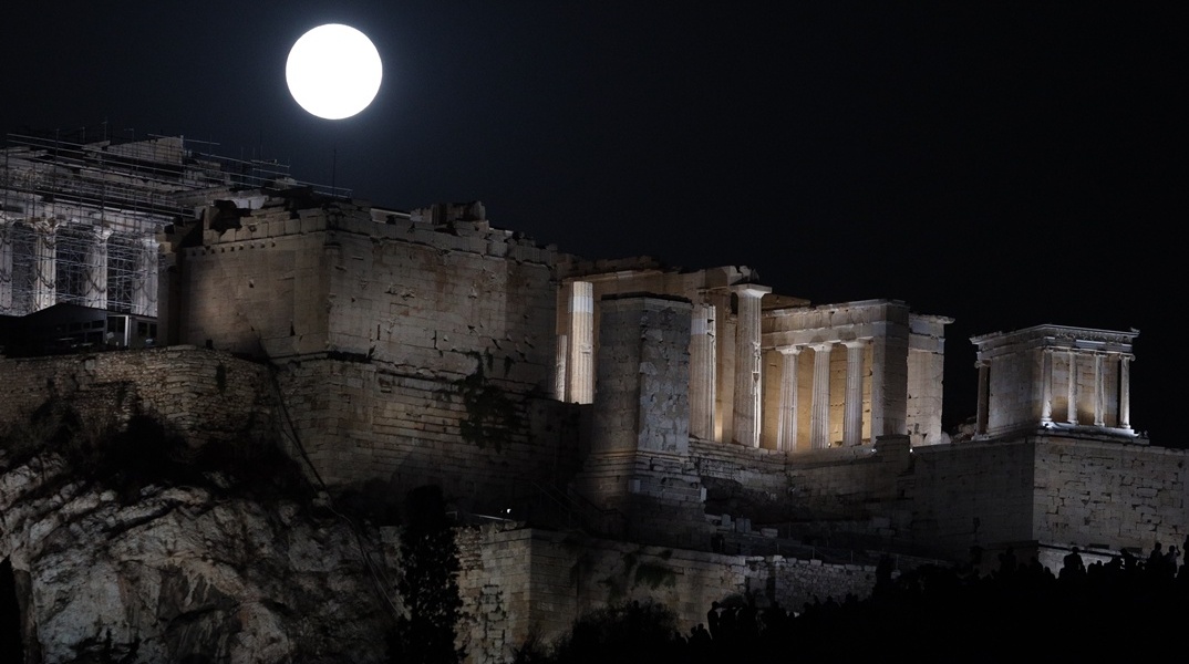 Πανσέληνος Αυγούστου πάνω από τον Παρθενώνα