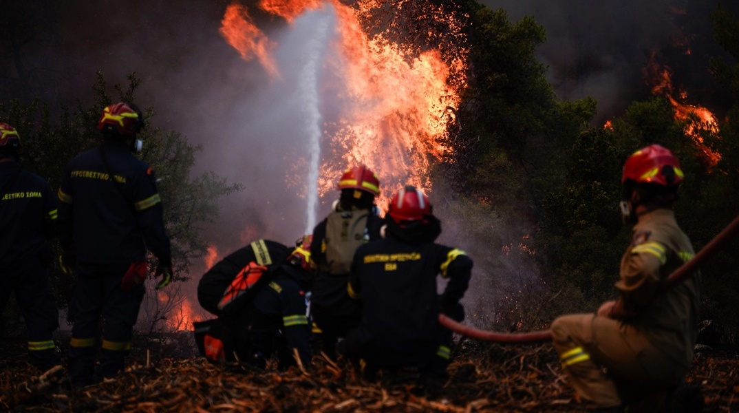 Πυροσβέστες δίνουν μάχη με τις φλόγες