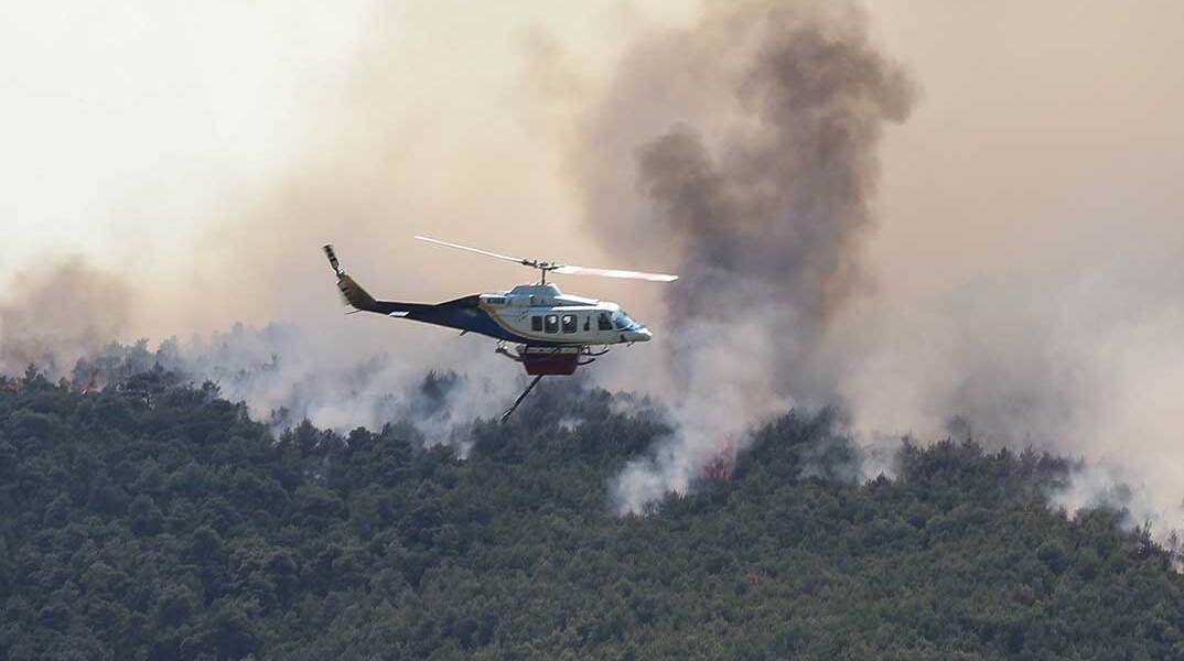 Ελικόπτερο επιχειρεί στη μεγάλη φωτιά στη Δυτική Αττική