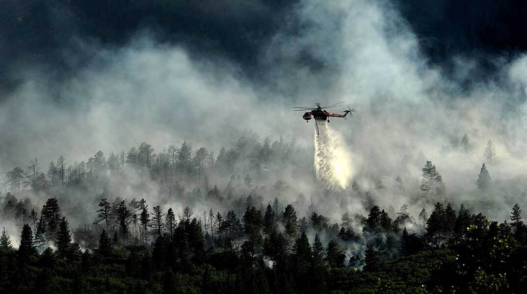 Ελικόπτερο επιχειρεί σε πυρκαγιά στις ΗΠΑ