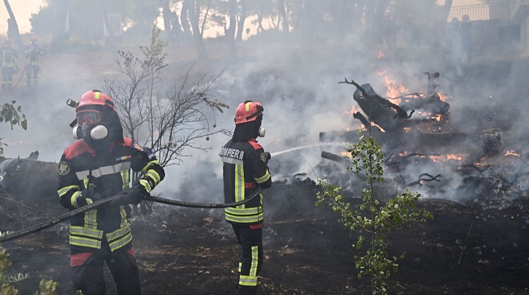 Δυτική Αττική: Συνεχίζεται η μάχη με τις διάσπαρτες εστίες – Πάνω από 130.000 στρέμματα έχουν καεί