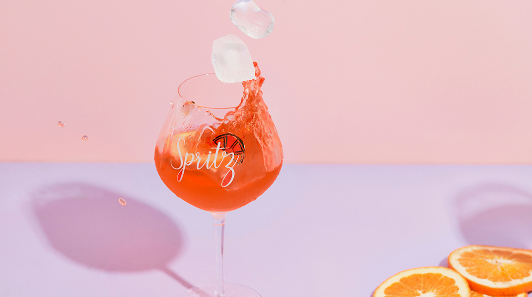 Spritz Hour: Τα καλοκαιρινά κοκτέιλ που αξίζει να δοκιμάσεις στο σπίτι