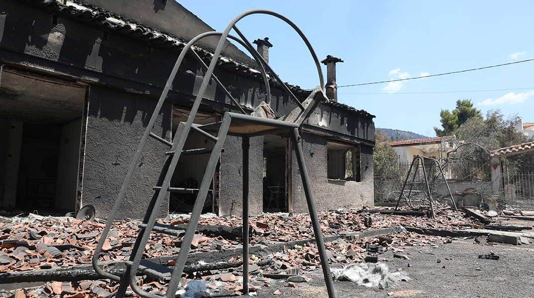 Καμένη γη και διαλυμένα σπίτια μετά τη μεγάλη φωτιά στη Δυτική Αττική