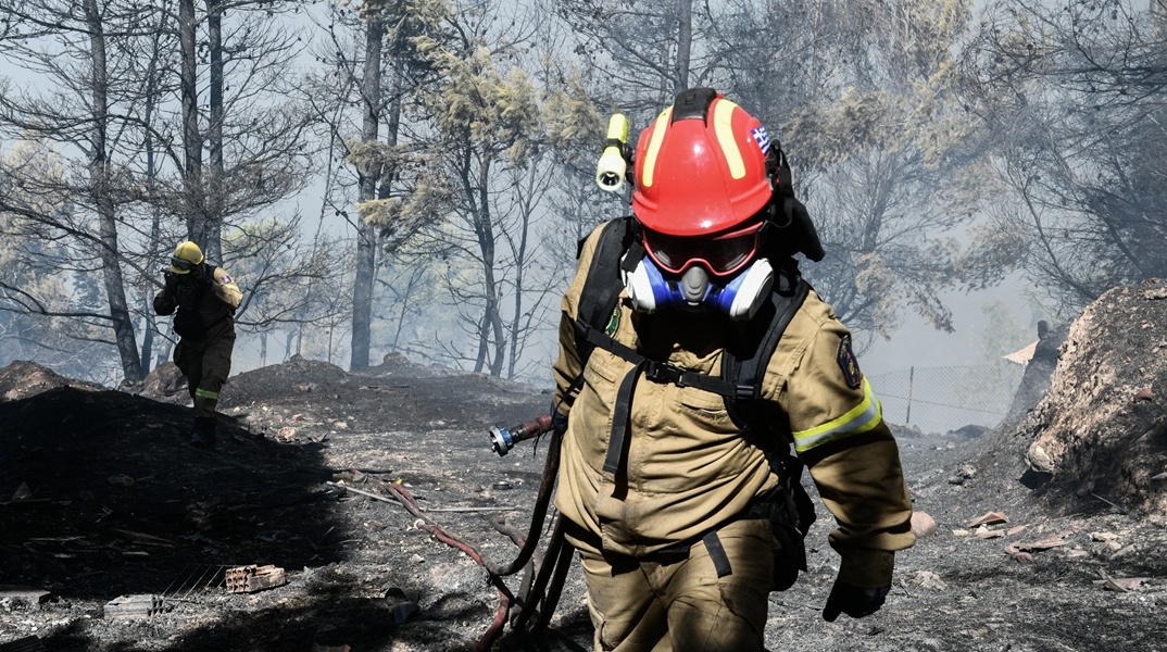 Πυροσβέστης επιχειρεί για την κατάσβεση φωτιάς