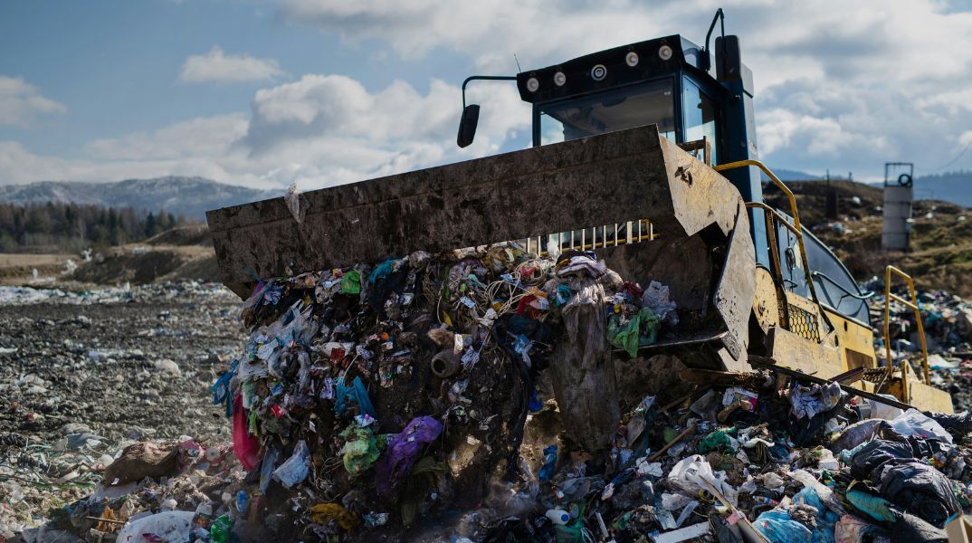 Ιταλία: Υπάλληλοι καθαριότητας εντόπισαν στα σκουπίδια δελτίο λότο αξίας 1 εκατ. ευρώ, μετά από ολοήμερη έρευνα σε βουνά απορριμμάτων.