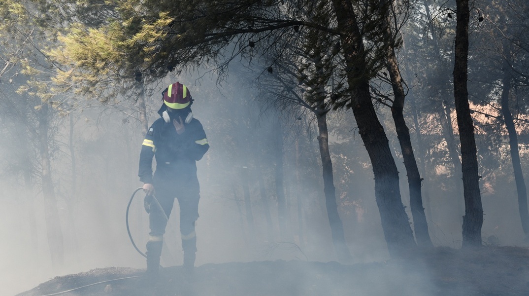 Πυροσβέστης επιχειρεί για την κατάσβεση της φωτιάς