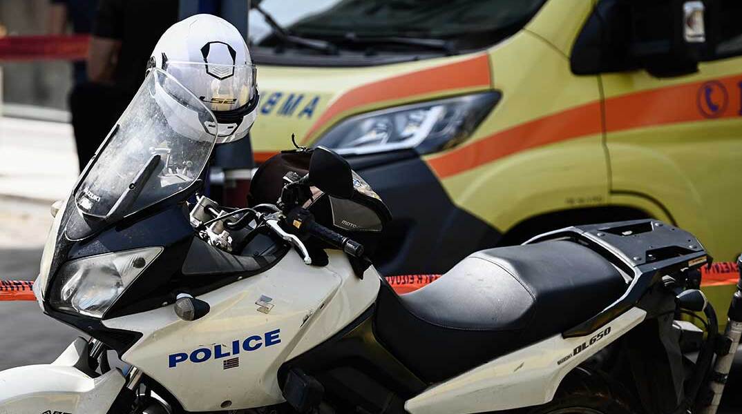 Μηχανή της Αστυνομίας και ασθενοφόρο ΕΚΑΒ
