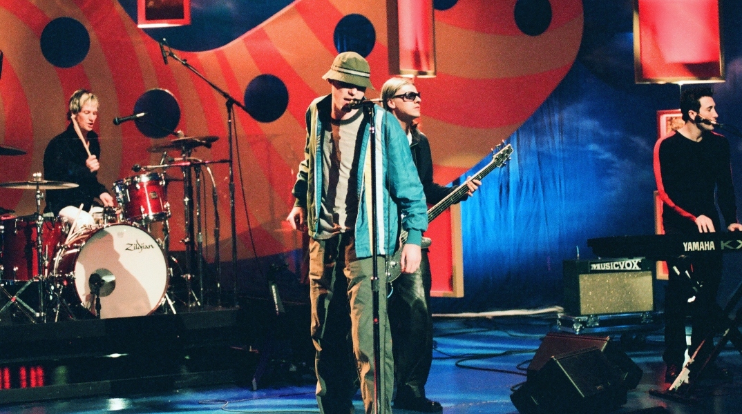 Οι New Radicals επιστρέφουν έπειτα από 28 χρόνια με το «One Night Only», νέο τους τραγούδι για τη ρομαντική κομεντί με Μπαρμπάρο και Τέρνερ.