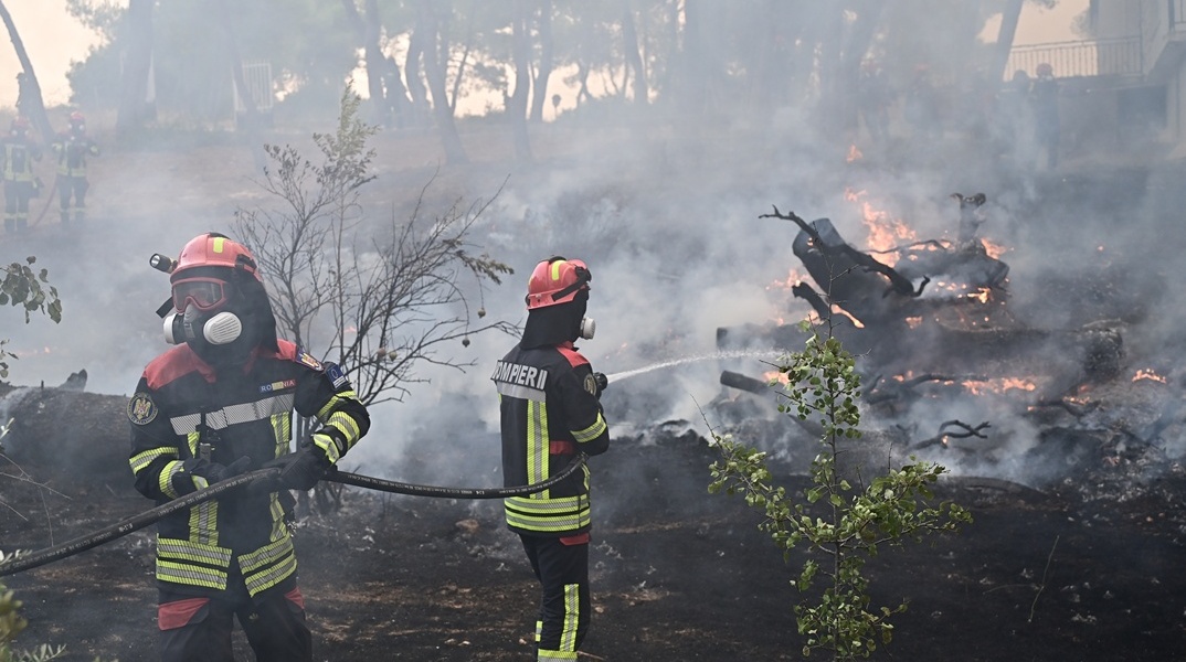Πυροσβέστες επιχειρούν στη φωτιά στη Δυτική Αττική