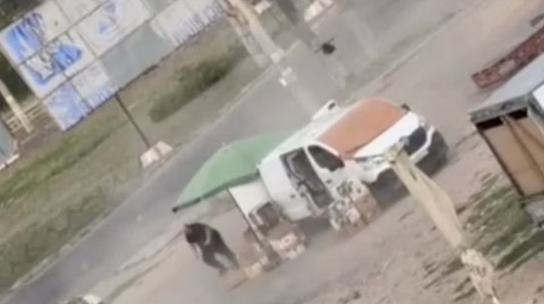 Βίντεο καταγράφει τη στιγμή που ρωσικό drone καταδιώκει και τραυματίζει Ουκρανό μικροπωλητή στη Χερσώνα - Έντονες αντιδράσεις από το Κίεβο
