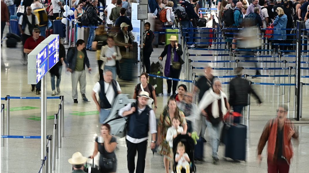 Νέα άνοδος στο Ελ. Βενιζέλος τον Ιούλιο, με τους ταξιδιώτες να φτάνουν τα 3,93 εκατομμύρια - Σταθερή αύξηση και στις πτήσεις εξωτερικού.