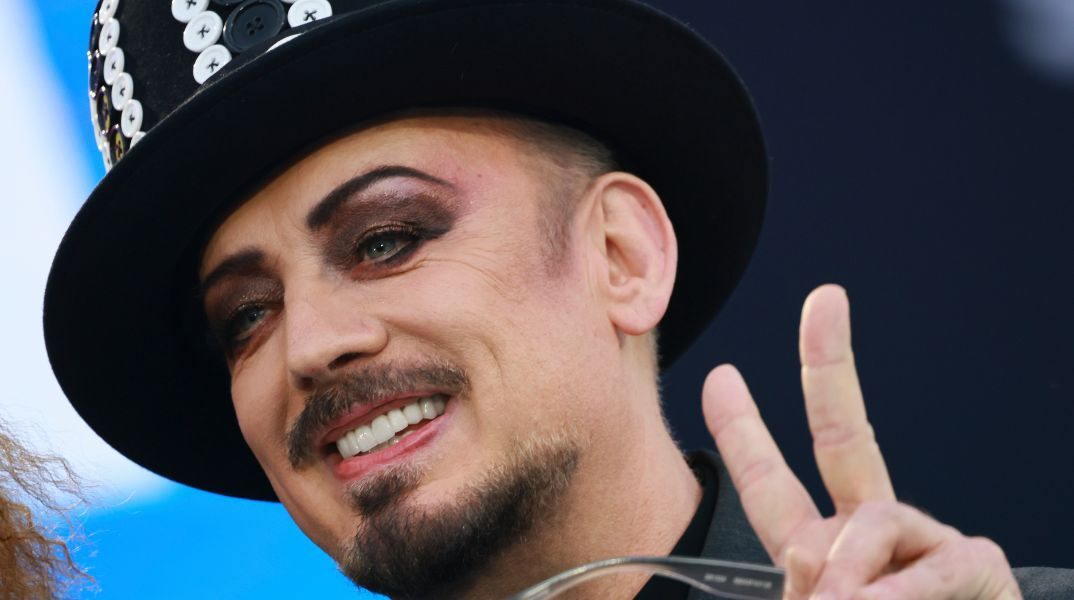 Ο Boy George κατηγορεί το Bandcamp ότι αφαίρεσε το τραγούδι του λόγω πίεσης αντισημιτών - Η πλατφόρμα υποστηρίζει πως παραβίασε την πολιτική περί AI