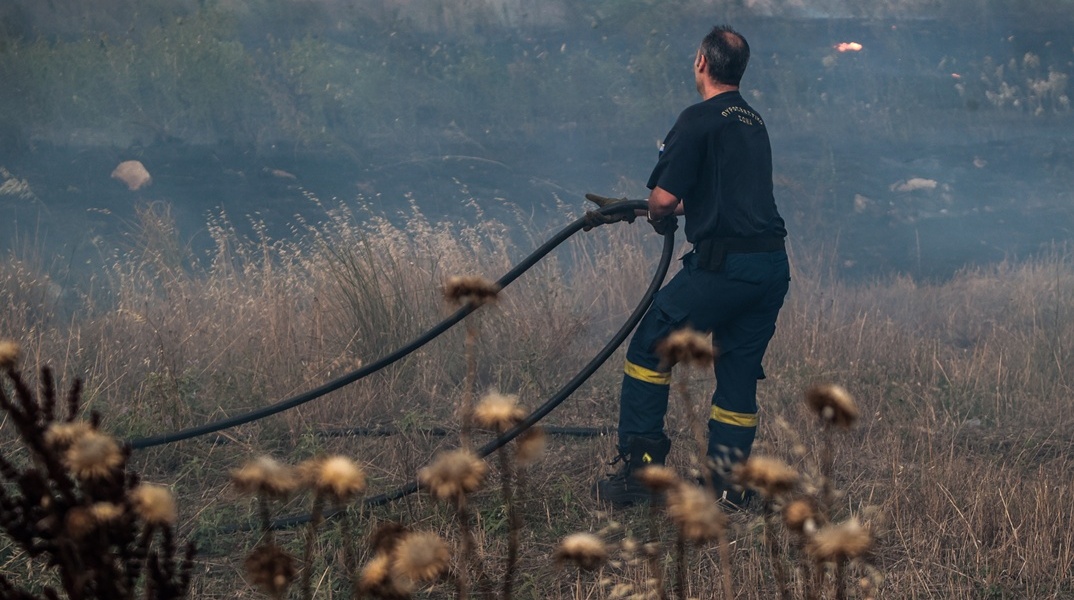 Πυροσβέστης με τη μάνικα